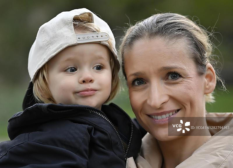 母亲抱着2岁的儿子，德国斯图加特巴登-符腾堡图片素材