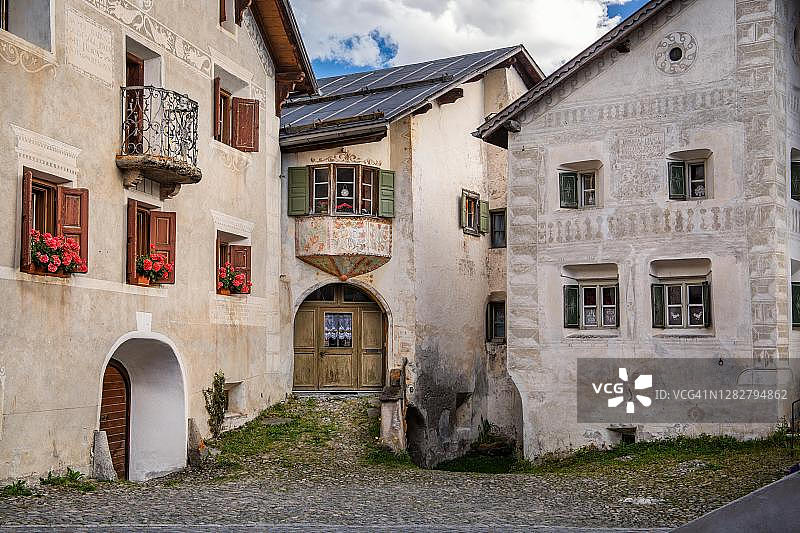 格劳宾登州瓜尔达山村中心典型的房屋正面，瑞士下恩嘎丁图片素材