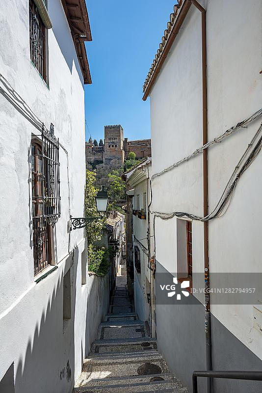 西班牙格拉纳达阿尔拜辛区，可看到阿罕布拉塔楼的小巷图片素材