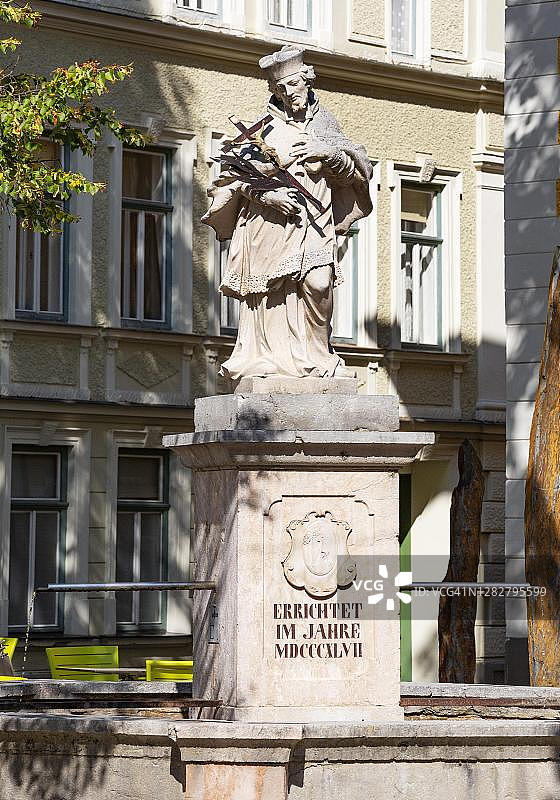 巴德伊舍尔克罗伊茨广场的内波穆克喷泉，奥地利萨尔茨卡默古特上奥地利图片素材