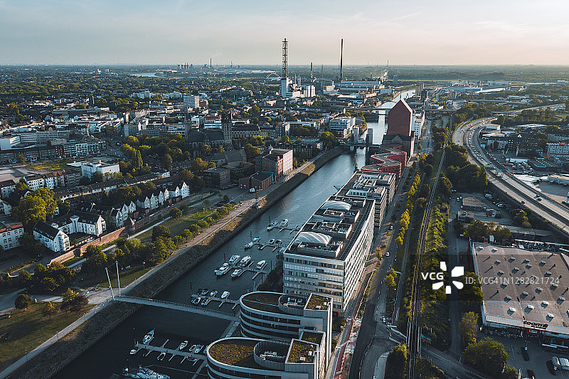 日落时分，无人机视角下的杜伊斯堡老港码头图片素材