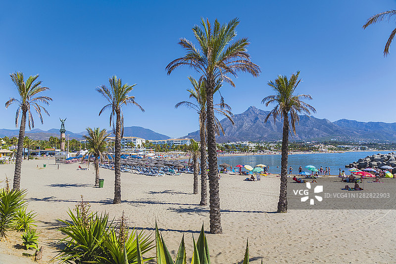 西班牙太阳海岸马贝拉巴努斯港海滩图片素材