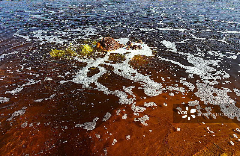 埃塞俄比亚达洛尔地热区盖塔莱盐池的黄绿色沸腾泉图片素材