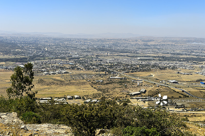 从东非大裂谷边缘眺望埃塞俄比亚默克莱市图片素材