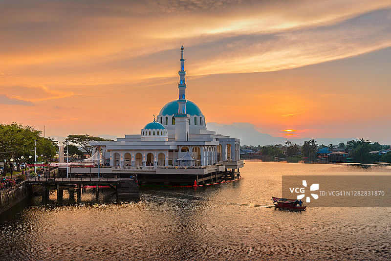 河边的清真寺图片素材