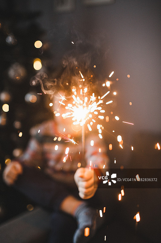 儿童手持燃放的节日烟花图片素材