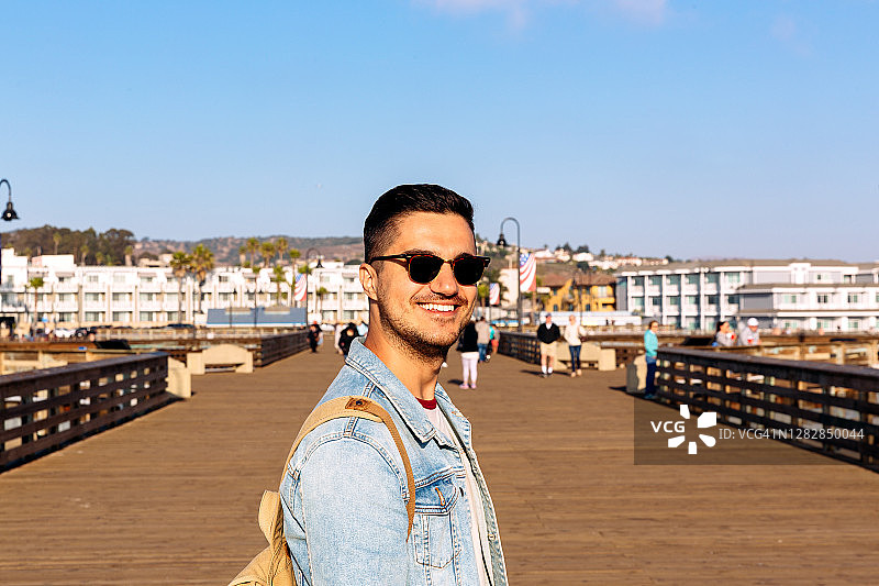 在码头上戴太阳镜的快乐年轻人图片素材