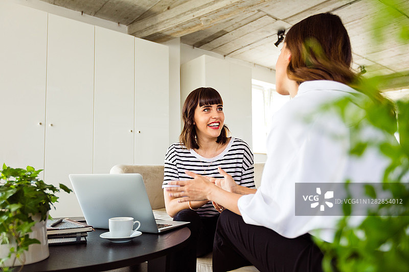 在创意办公室工作的年轻女性图片素材