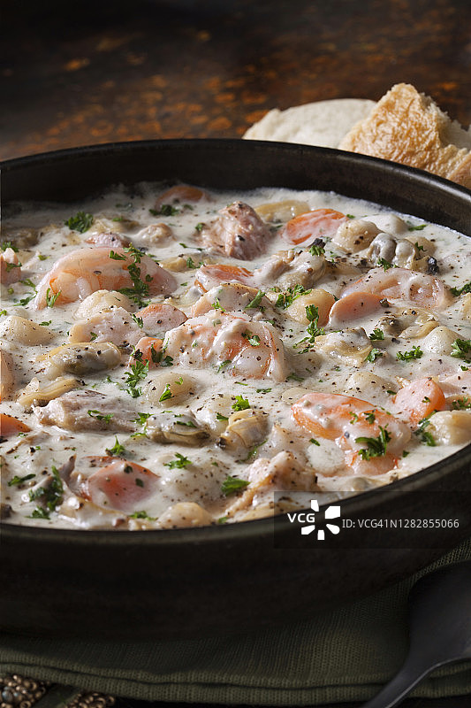 海鲜杂烩浓汤配虾、扇贝、蛤蜊和三文鱼图片素材