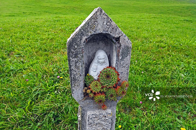 草地上户外的宗教地标路边神龛图片素材