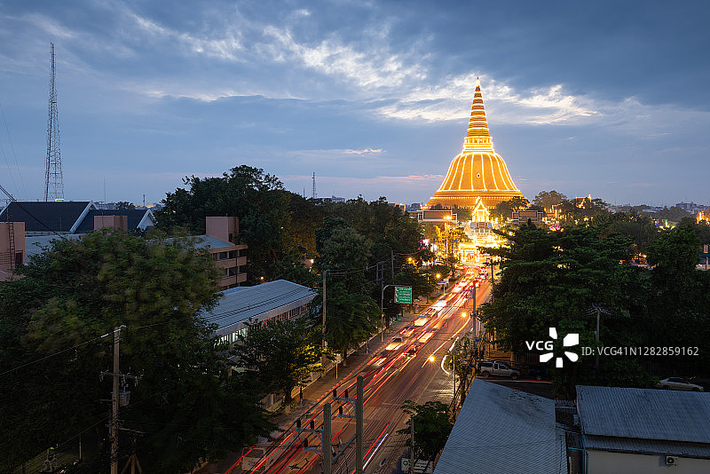 夜晚亮灯的佛教宝塔，通往泰国佛统寺的街道图片素材
