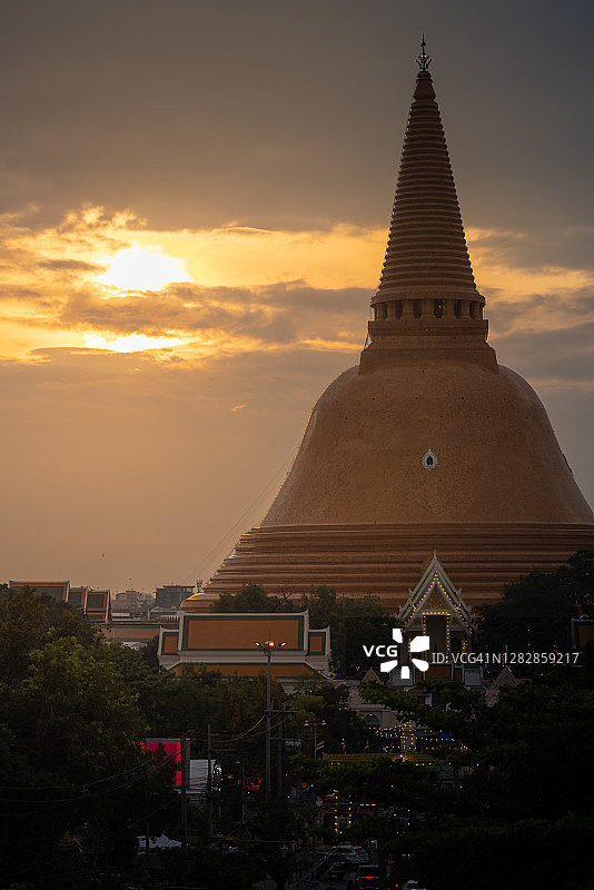 泰国佛教宝塔与金色天空图片素材
