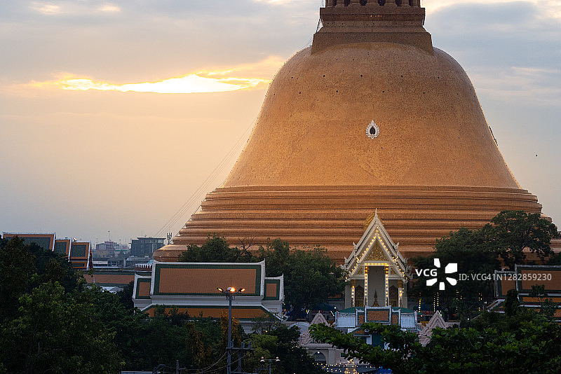 泰国佛教宝塔与金色天空图片素材