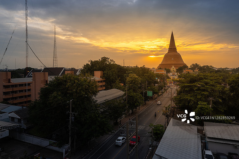 泰国佛统大金塔与金色天空图片素材
