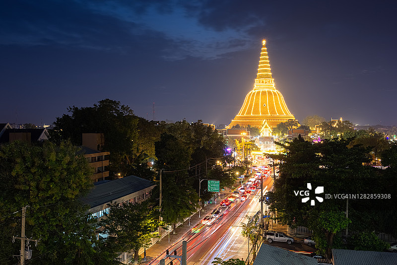 夜晚亮灯的佛教宝塔，通往泰国佛统寺的街道图片素材