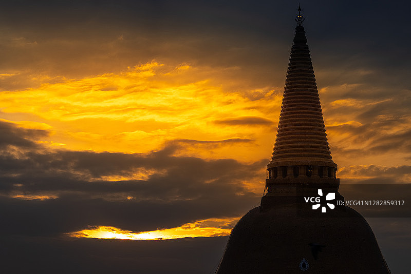 泰国佛教宝塔与金色天空图片素材