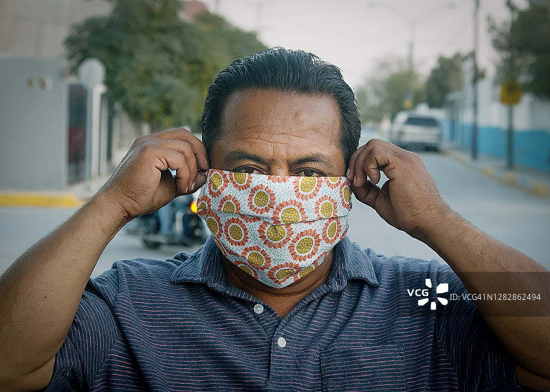 墨西哥华雷斯城，戴着N95口罩的五十多岁墨西哥男人图片素材