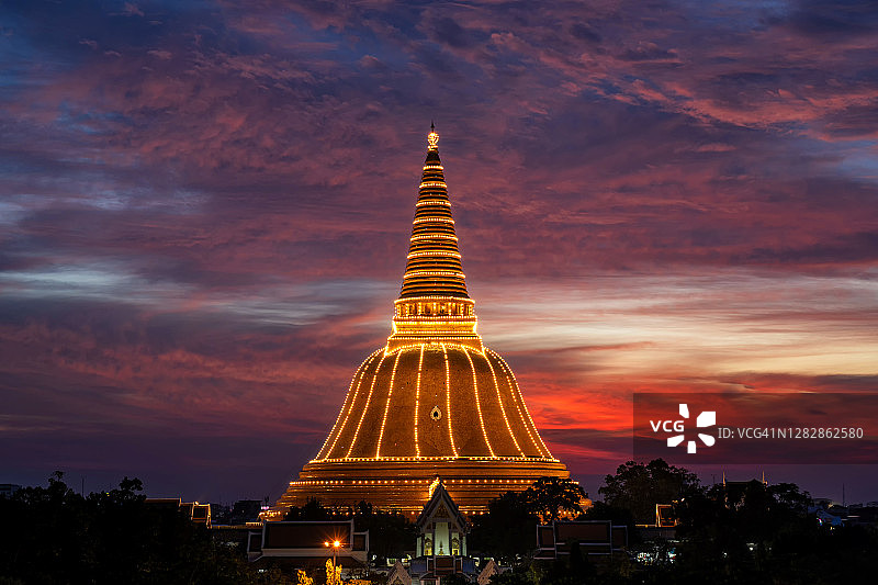 泰国佛统府的帕巴统佛塔与美丽的日落。帕巴统佛塔是泰国最高的佛塔。图片素材