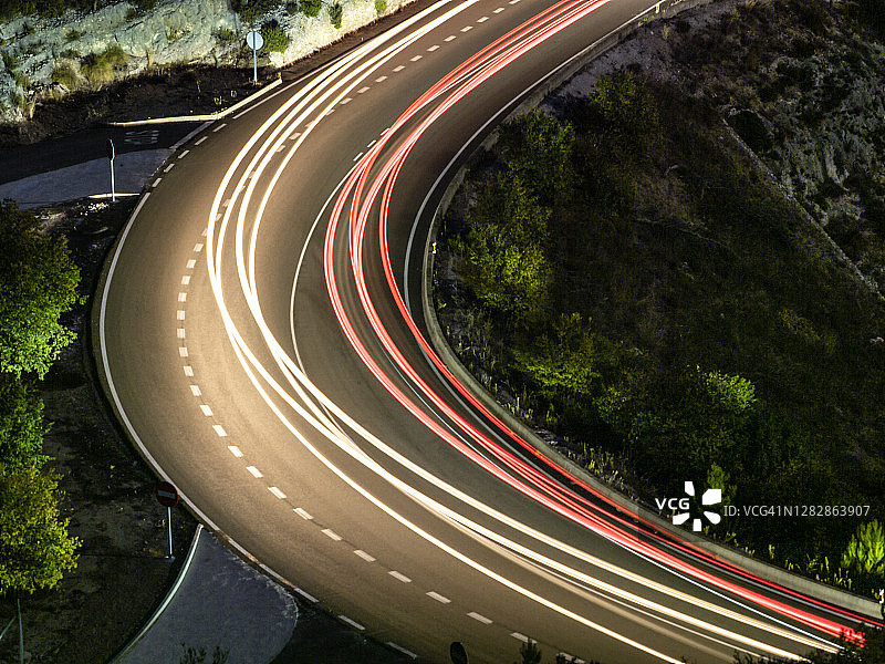 夜间山区道路上行驶的车辆图片素材