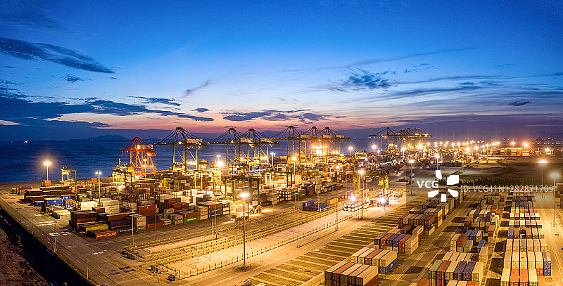 夜晚海边集装箱码头航拍图片素材