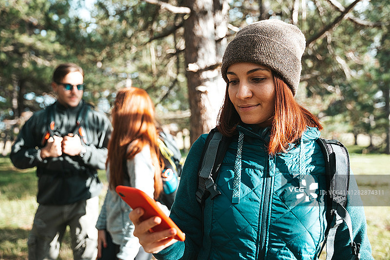 朋友们在山里一起徒步图片素材