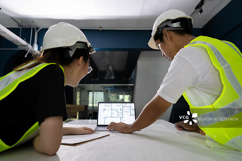 亚洲男女土木工程师检查工作图片素材