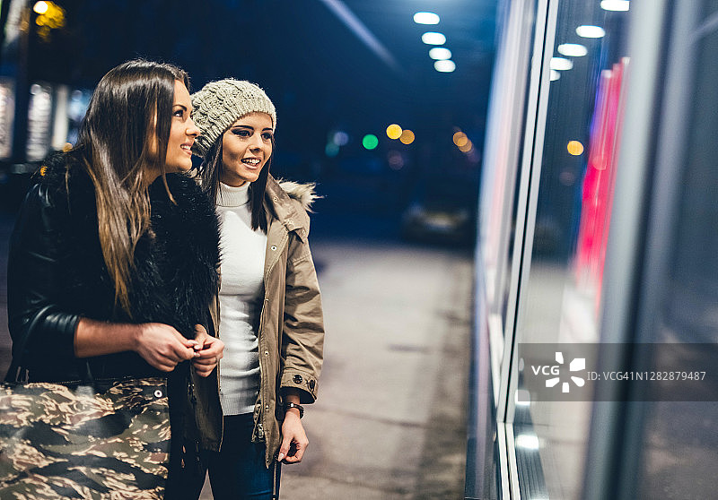 闺蜜夜晚逛街图片素材