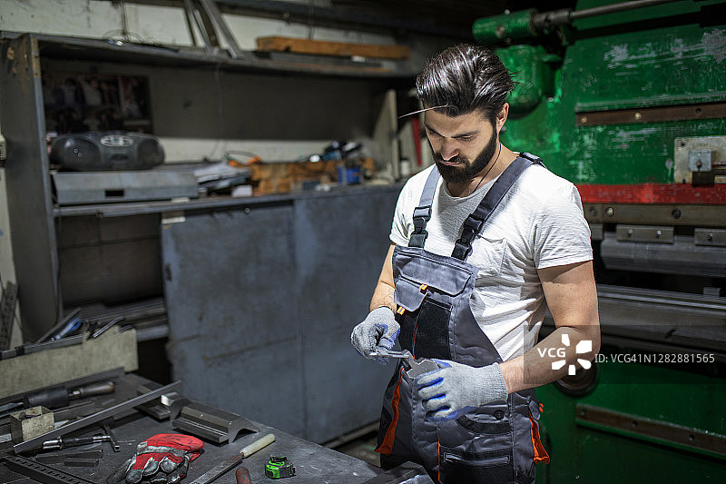 手动工厂工人测量图片素材