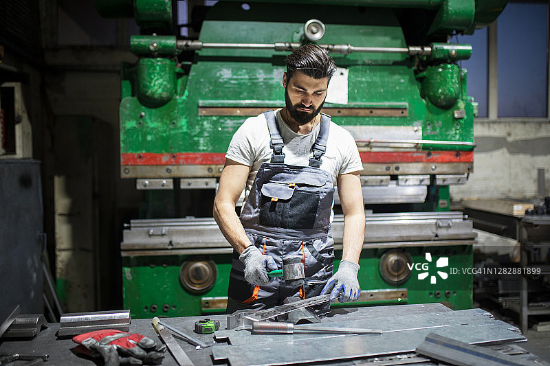 工人戴上防护手套图片素材