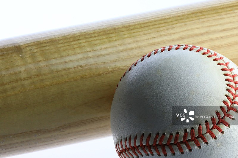 白色背景上的棒球运动器材图片素材