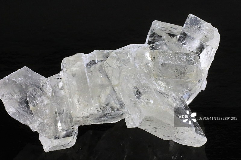 黑色背景上的未切割水晶石图片素材