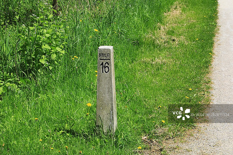 徒步小径旁的里程碑图片素材