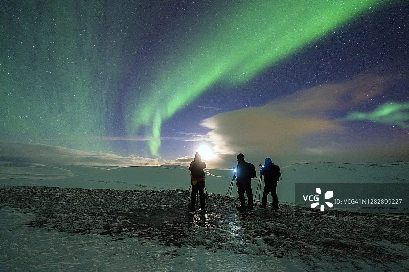 男人在挪威芬马克郡北角拍摄北极光图片素材