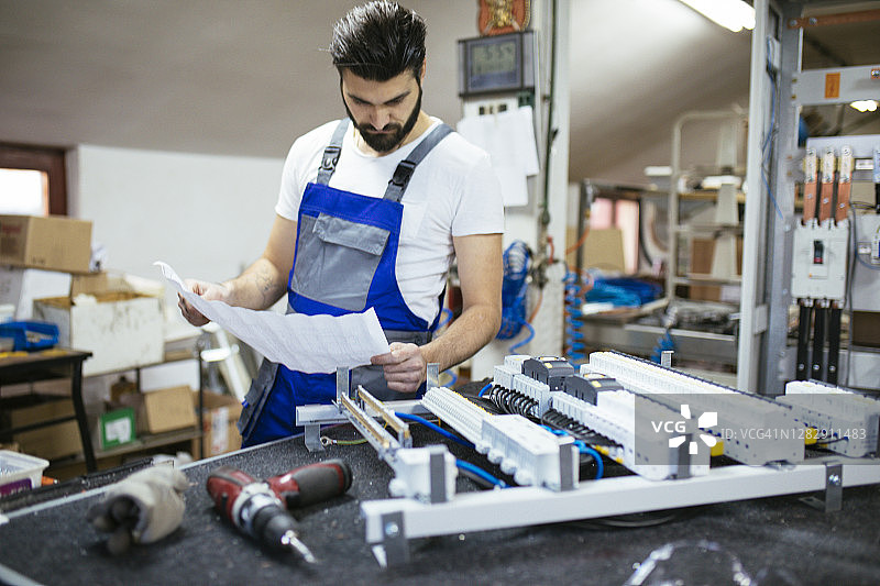 电气工人在电路板上工作图片素材