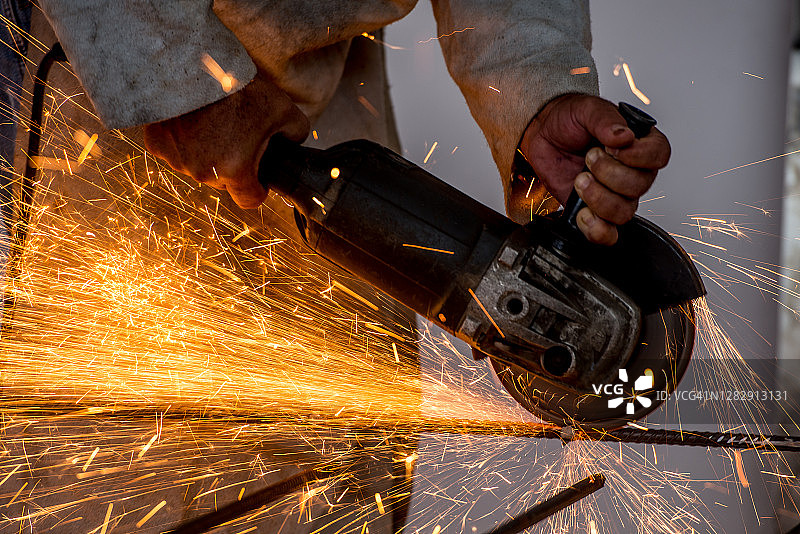 工人使用砂轮切割金属图片素材