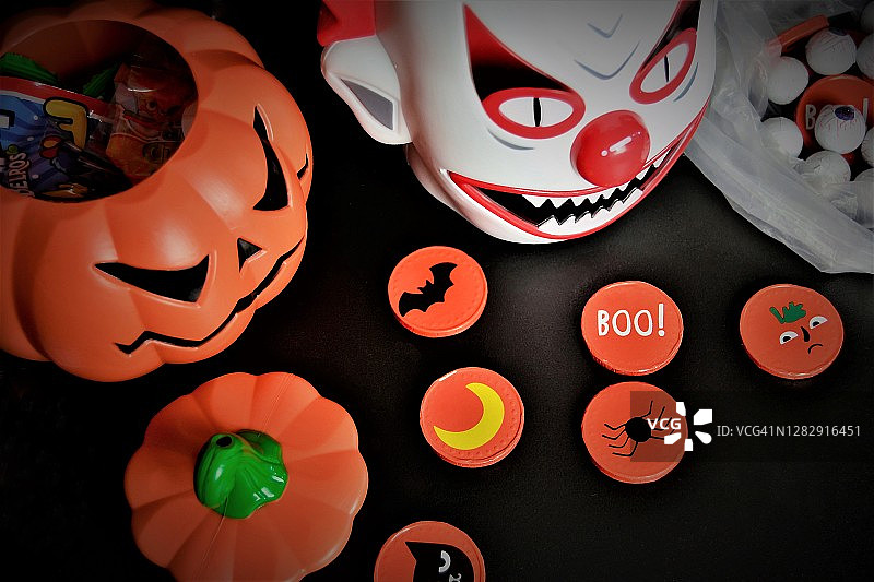 装满糖果的南瓜小丑图片素材