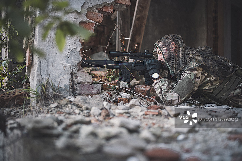 建筑物内隐藏的狙击手图片素材