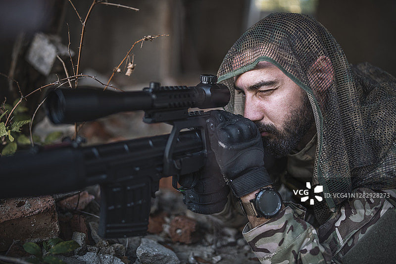 建筑物内隐藏的狙击手图片素材