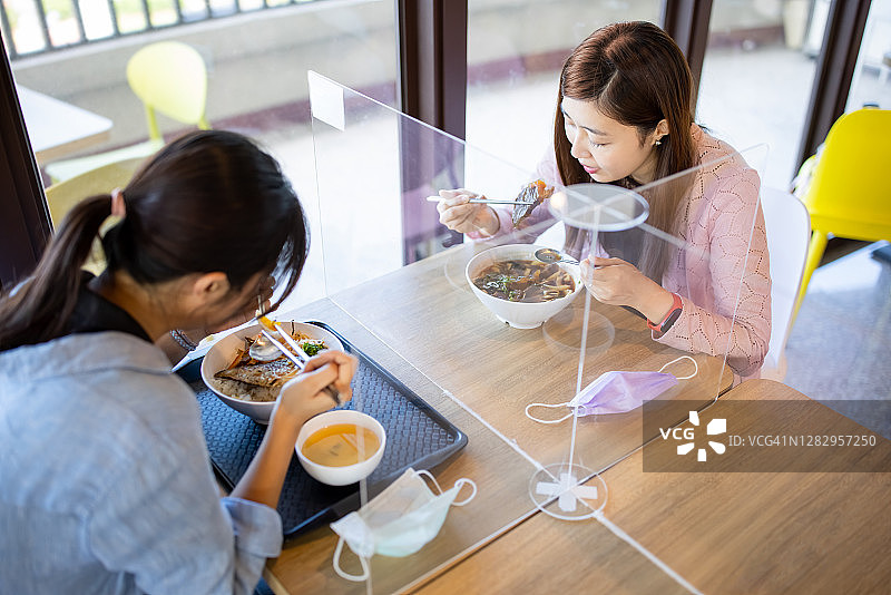 餐厅与社交距离图片素材