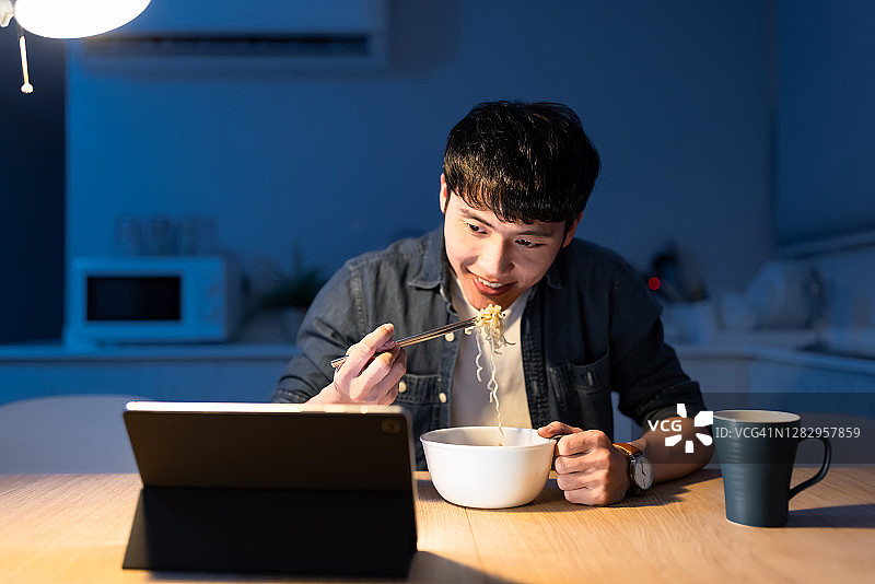 男人用平板电脑观看视频图片素材