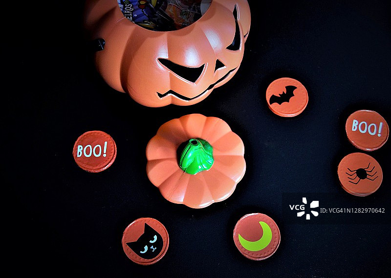 装满糖果和巧克力的南瓜图片素材