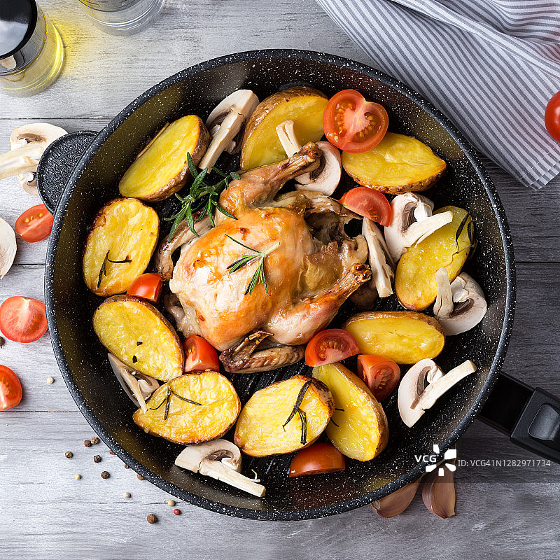 平底锅烤蔬菜鸡图片素材