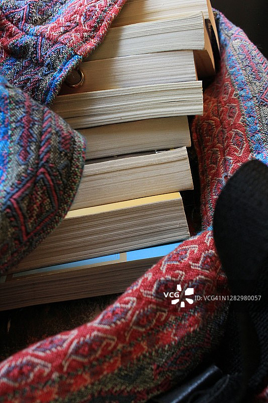 布袋里的书本特写图片素材