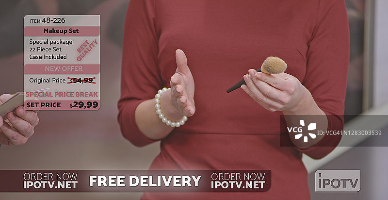 女人讲解化妆刷的特点图片素材