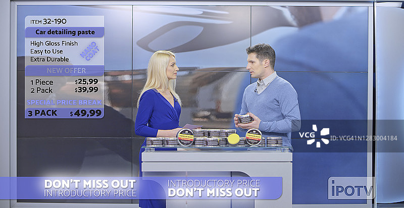 女电视主持人与男电视主持人广告汽车蜡图片素材