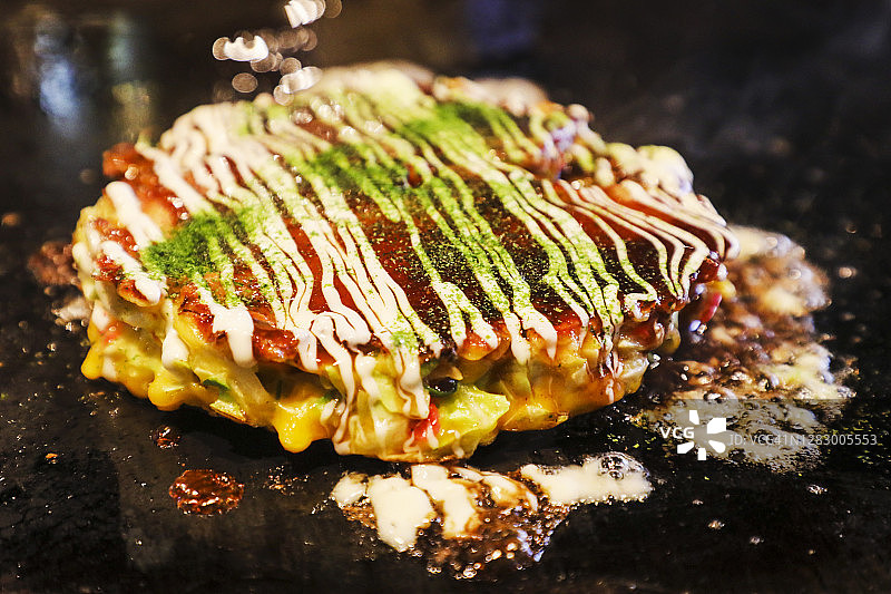 铁板上的日式什锦煎饼图片素材