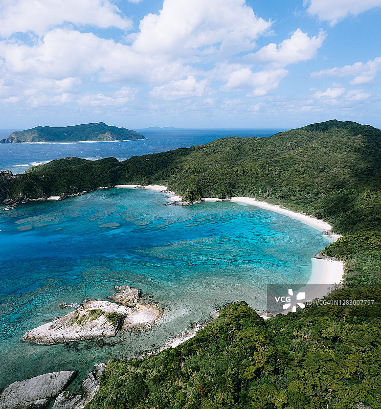热带海滩，珊瑚礁和清澈的蓝色海水（航拍）图片素材