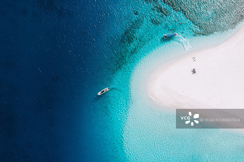 冲绳清澈蓝色热带水域中的珊瑚礁，日本图片素材