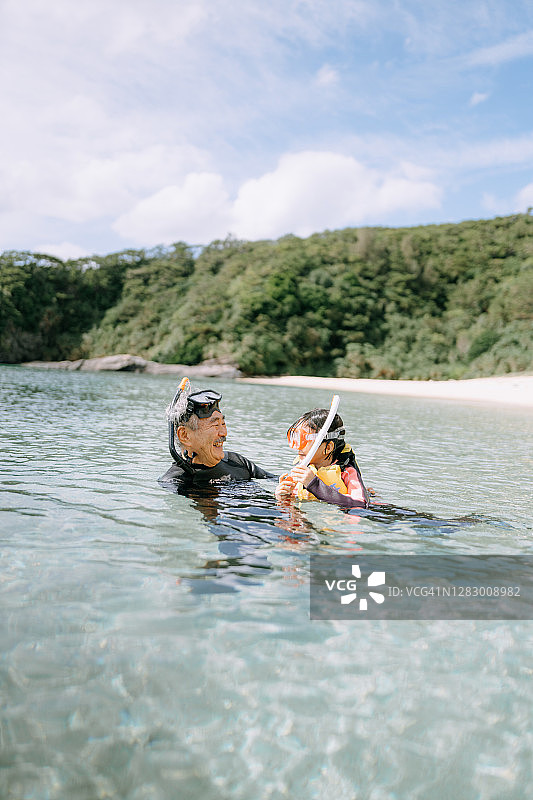 爷爷教孙女如何使用呼吸管图片素材