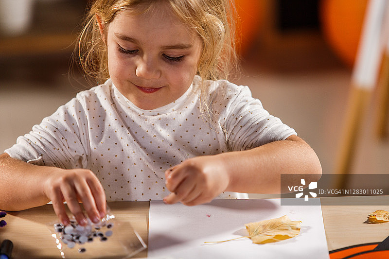 制作怪诞的秋季万圣节工艺品图片素材